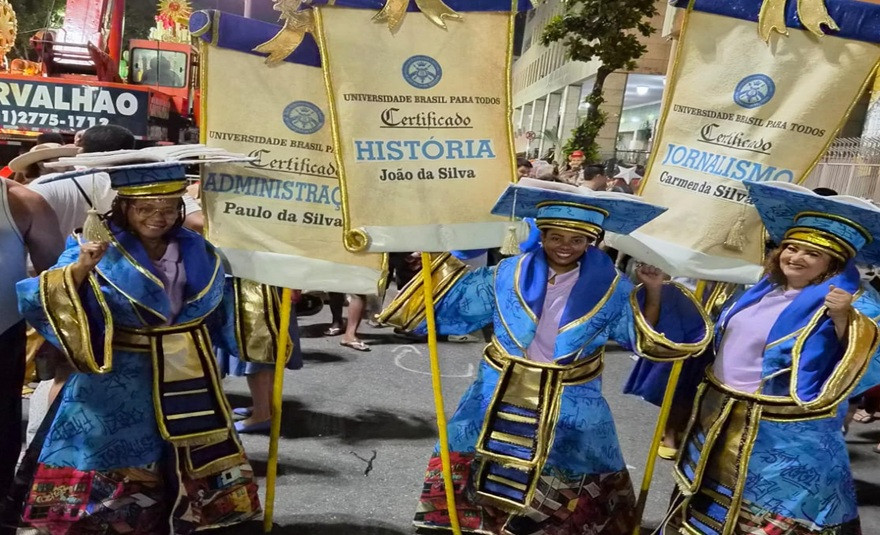 Dirigentes da CTB Bahia desfilam em escola que homenageou Lula 