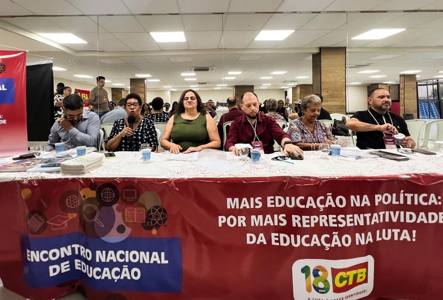 Professores debatem precatórios, piso, carreira, saúde, mulher e PNE