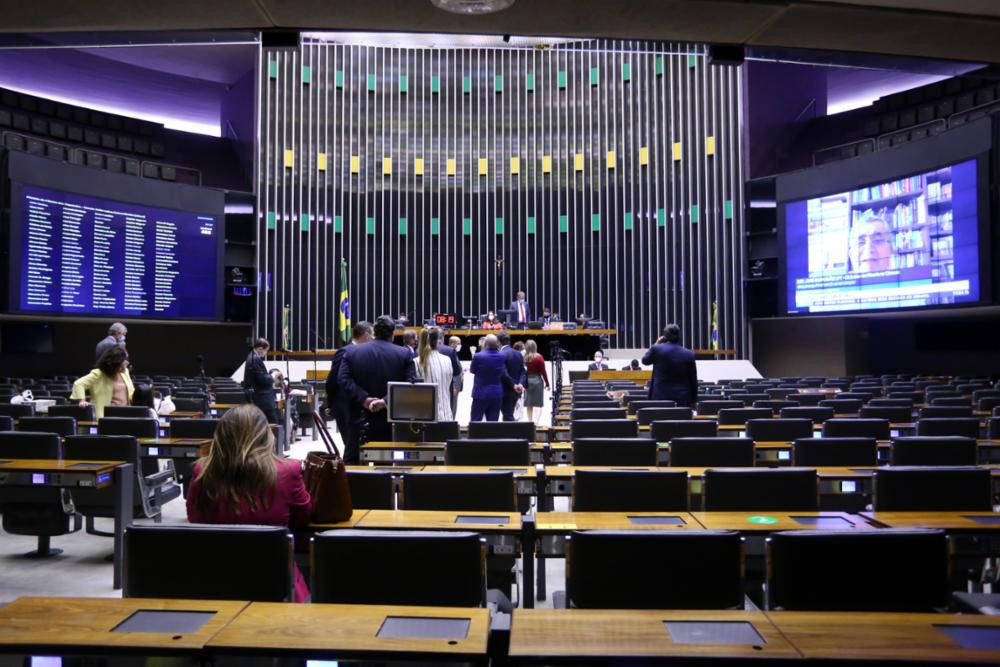 Sob protesto, Câmara abre porteira para empresários furarem fila da vacina