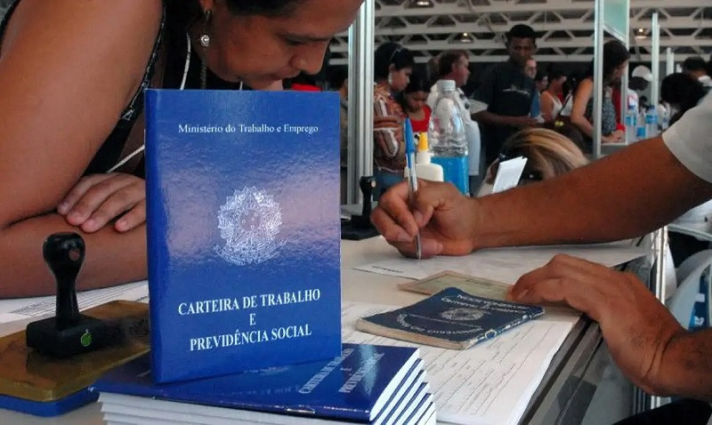 CLT em alta: brasileiros preferem emprego com carteira assinada, diz pesquisa