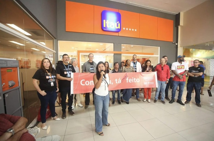 Bancários protestam: "com Itaú, tá MAL feito", dizem entidades