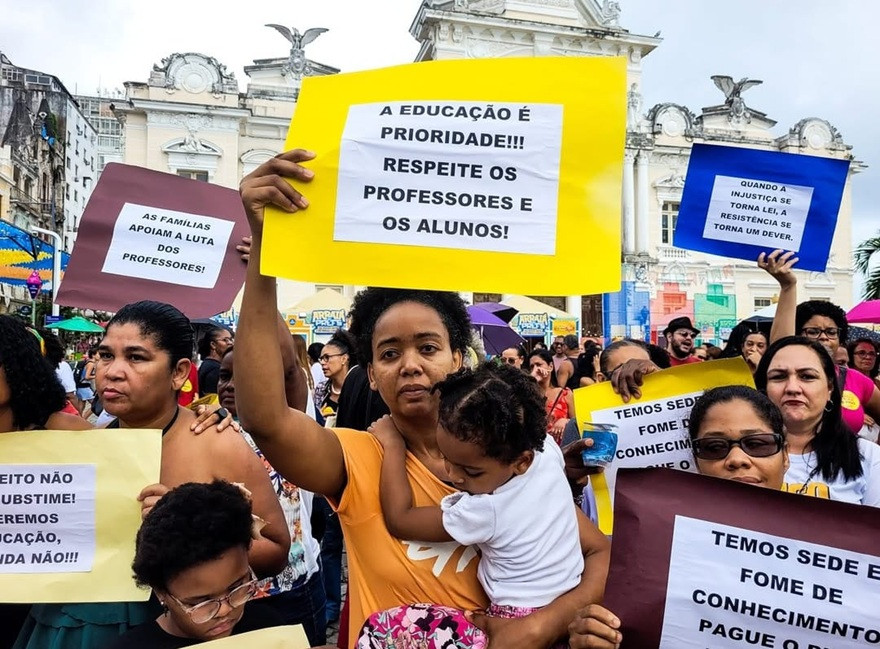 Mães e alunos se unem à APLB e reforçam greve dos professores