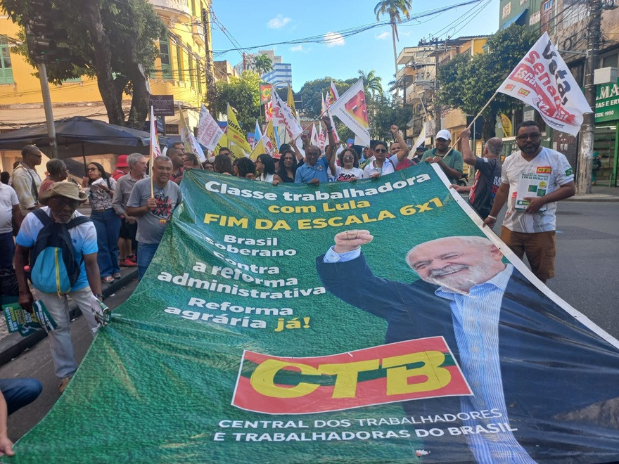 Sindicalistas ocupam Centro de Salvador pelo fim da escala 6x1