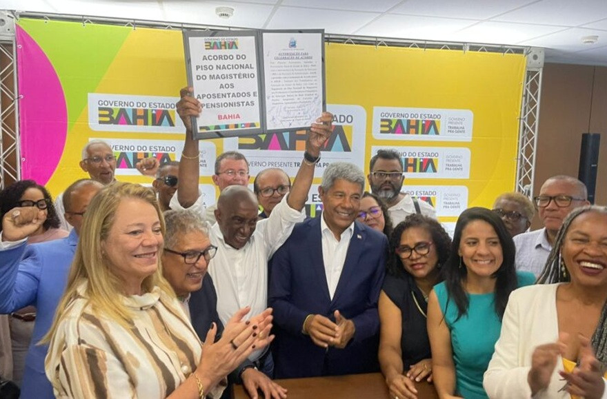 Rui Oliveira celebra acordo com governo sobre Piso do Magistério