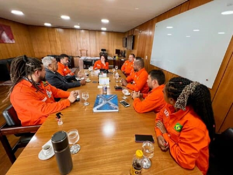 Petroleiros discutem reconstrução da Petrobrás com lideranças do governo Lula