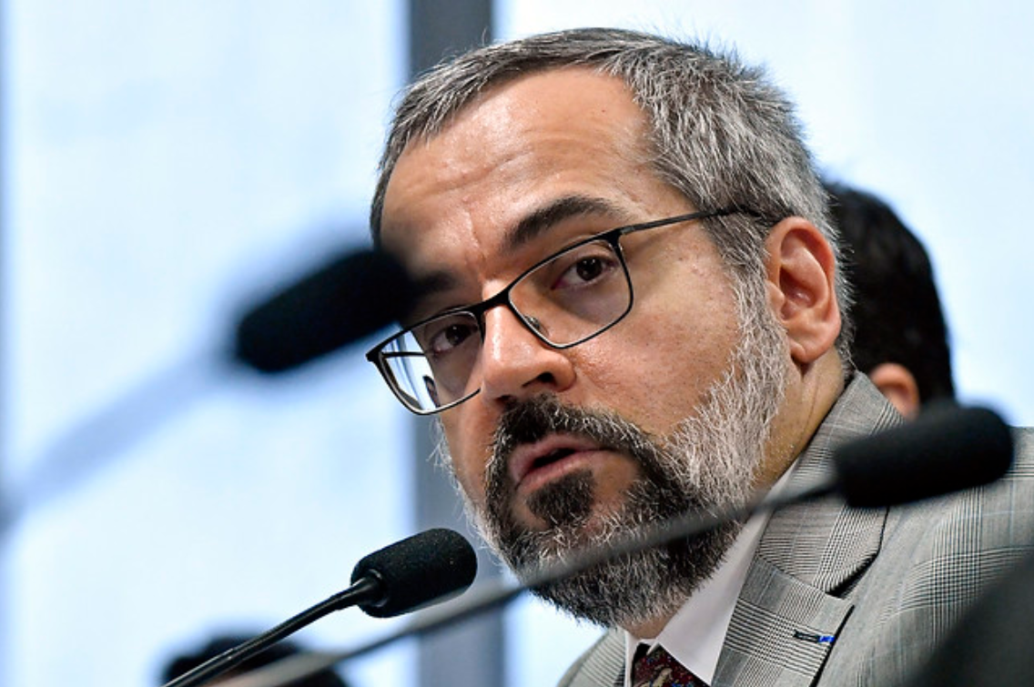 Ministro da Educação não convence senadores e só resta seu afastamento
