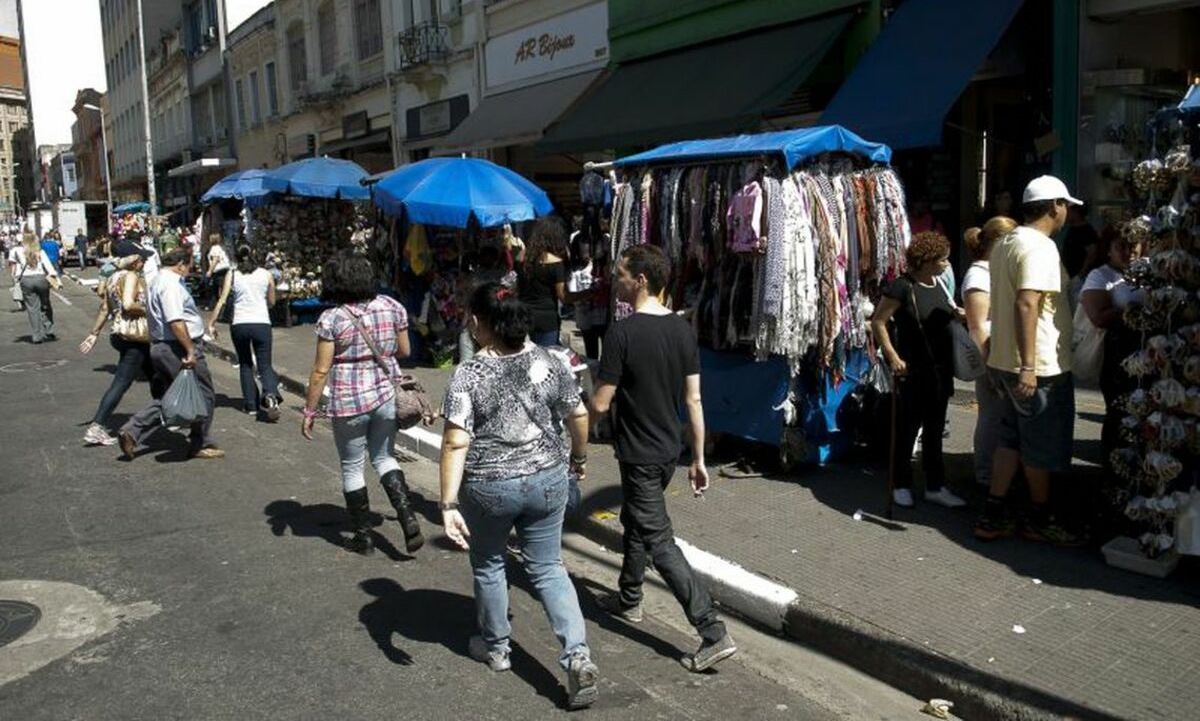 Aumento da informalidade sustenta queda do desemprego, diz IBGE