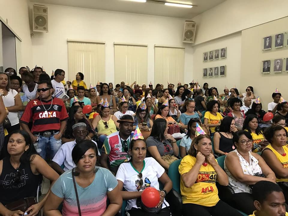 FEIRA DE SANTANA: Trabalhares da rede Municipal de educação ocupam galeria da câ