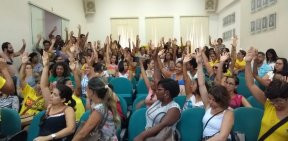 Trabalhadores em educação ocupam câmara Municipal e mantêm greve