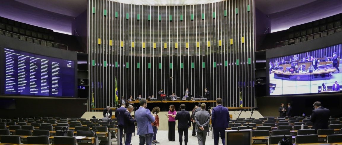 Deputados dobram o governo e aprovam valor maior da renda emergencial