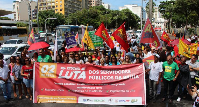 Servidores públicos ocupam as ruas no ‘Dia Estadual de Luta e Paralisação’