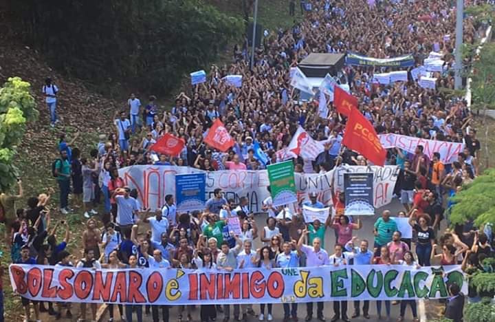 Ato contra corte de orçamento da Ufba mobiliza estudantes, técnicos e professores