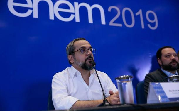 Weintraub faz de conta que não há pandemia e confirma Enem em novembro