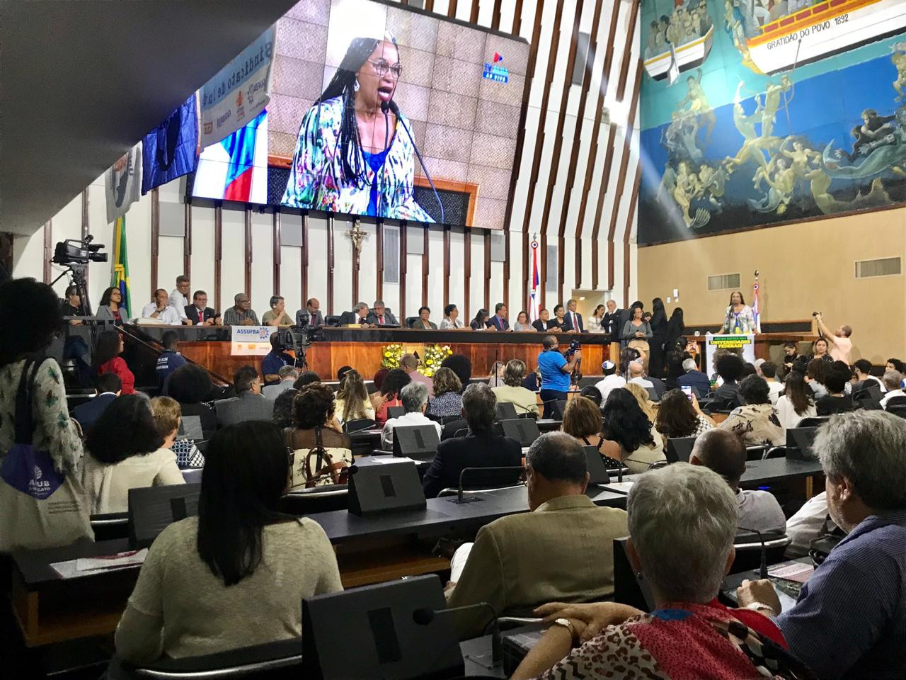 Assembleia Legislativa da Bahia é palco de ato em defesa das universidades