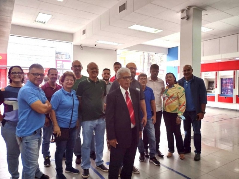 Após 59 anos, ex-bancário volta a trabalhar no Bradesco de Feira