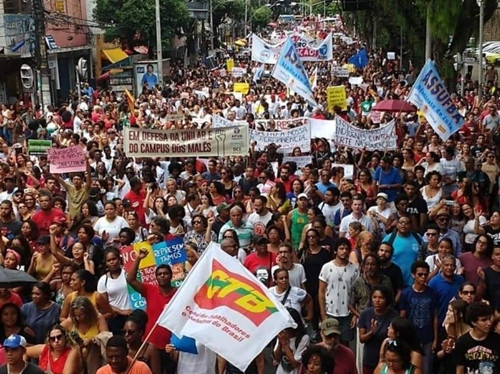 Baianos vão as ruas em defesa da educação, rumo a greve geral