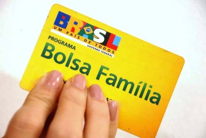 Governo transfere R$ 83,9 milhões do Bolsa Família para propaganda