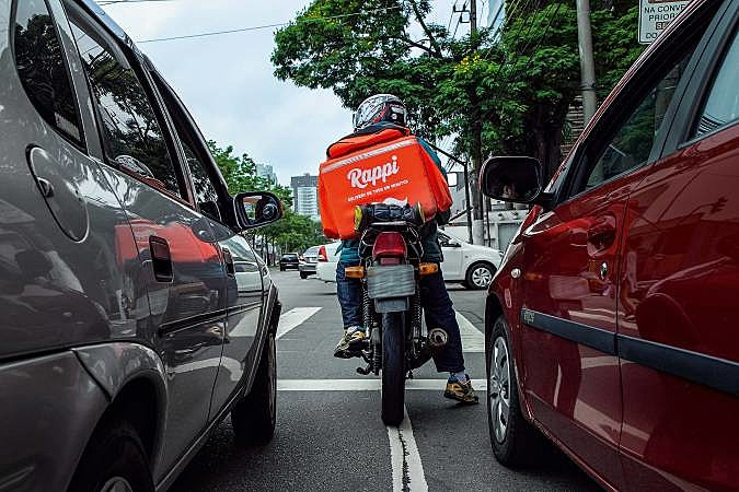 Superexplorados em plena pandemia, entregadores de aplicativos marcam greve nacional