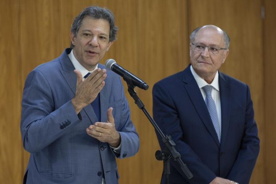 Governo Lula prepara programa de R$ 15 bilhões para indústria  