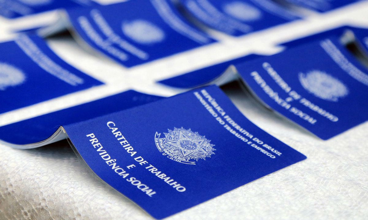 Orçamento de 2021 tira R$ 3,88 bilhões de abono e seguro-desemprego