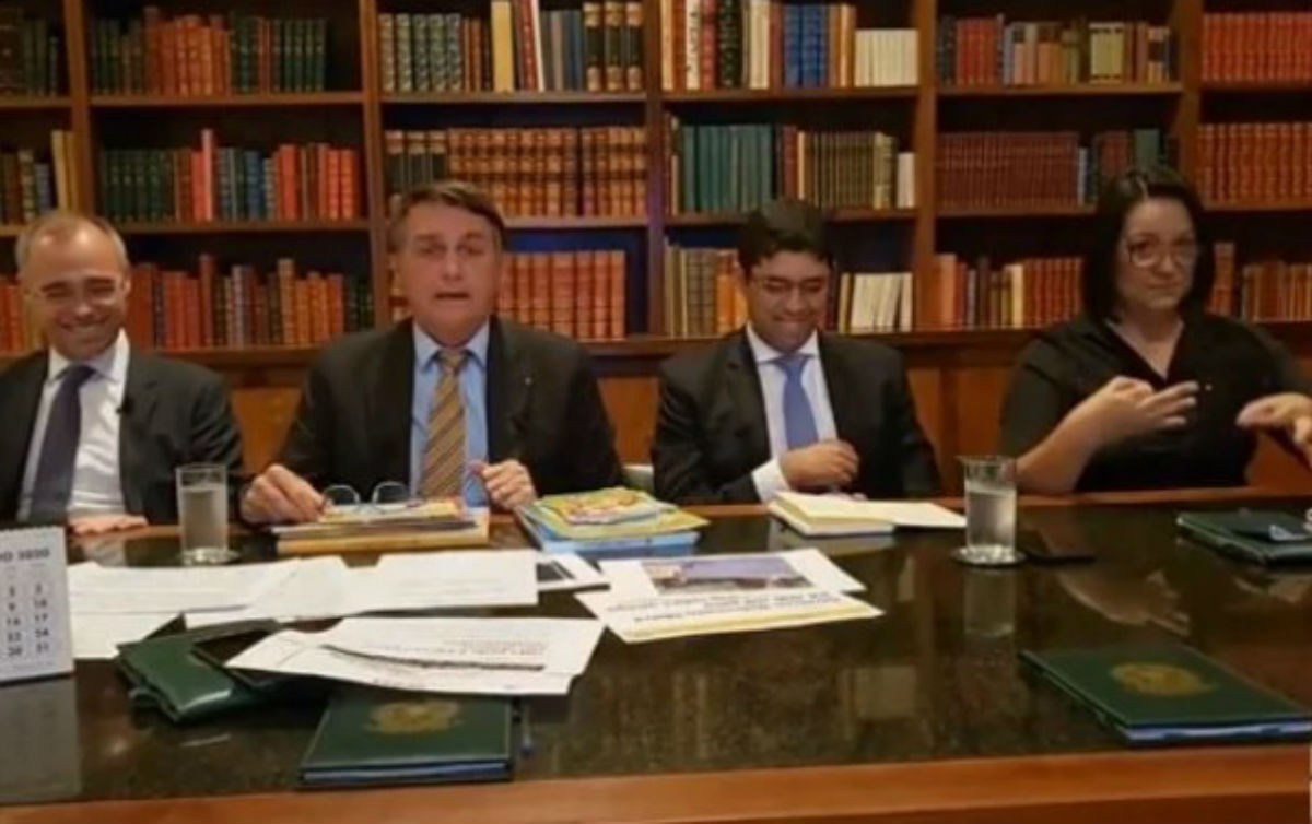 Vice-líder pego com ‘dinheiro sujo’ não tem ‘nada a ver’ com o governo, diz Bolsonaro
