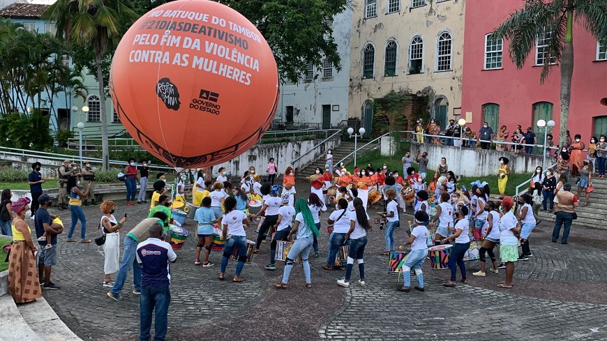 Mulheres vão "bater" o tambor contra a violência nesta terça